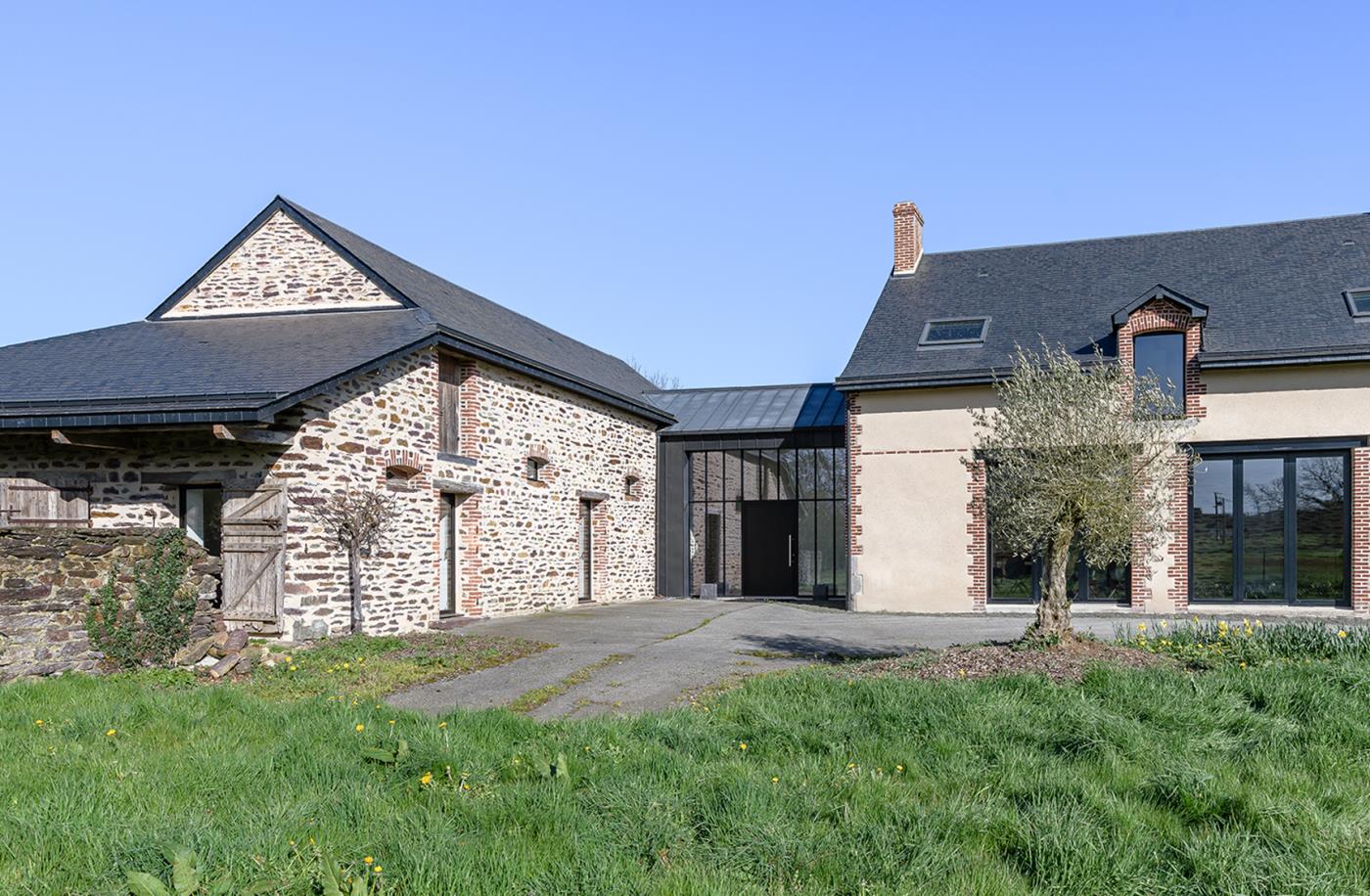 Rénovation de bâtis anciens de type longères, bâtiments agricoles (granges, étables, etc.) sur Vezin Le Coquet