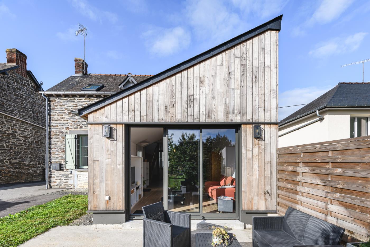 Extension d´une petite maison en pierre