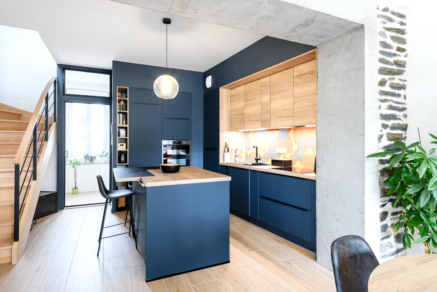 Extension d´une petite maison en pierre