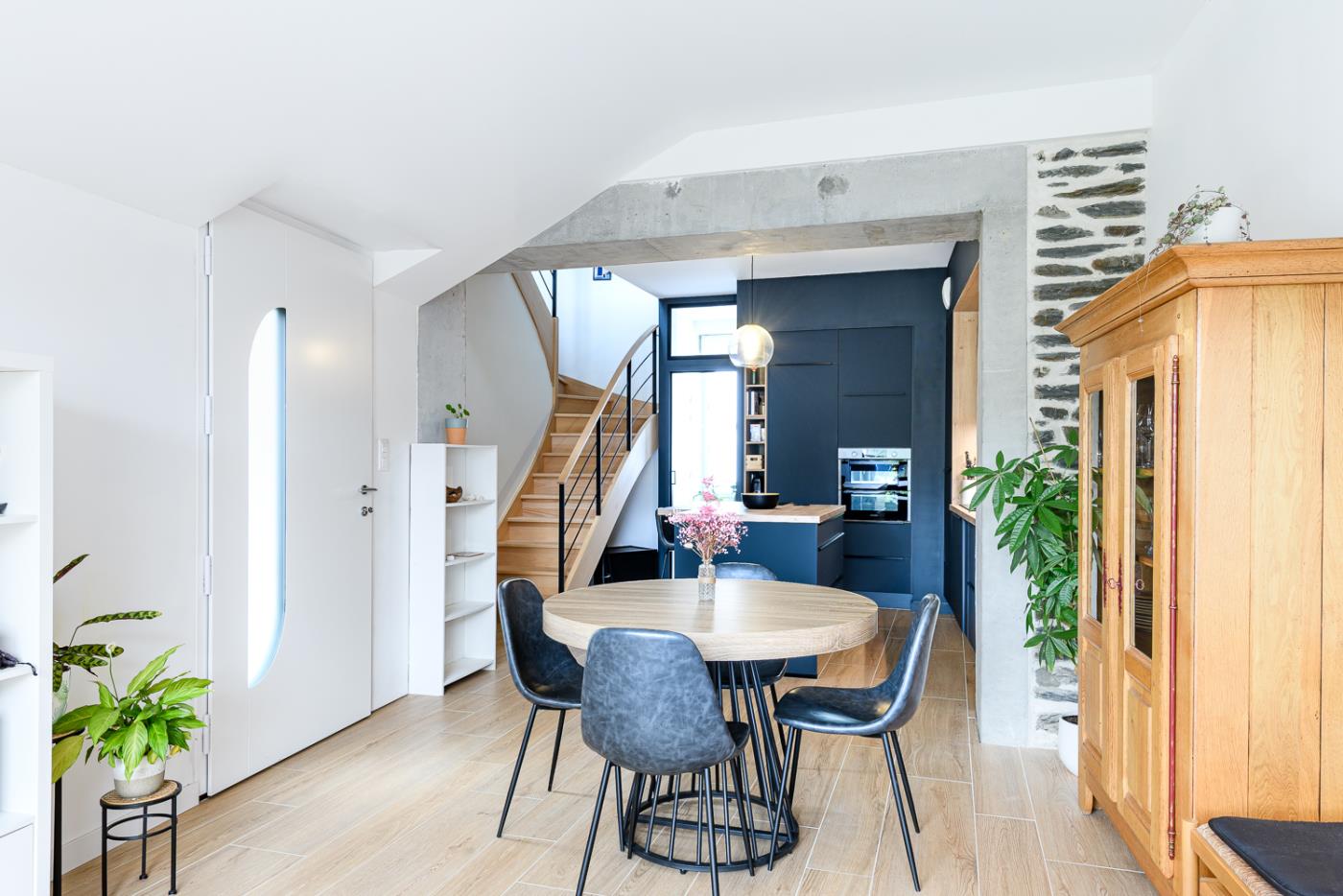 Extension d´une petite maison en pierre