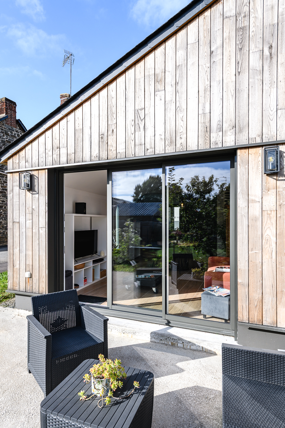 Extension d´une petite maison en pierre