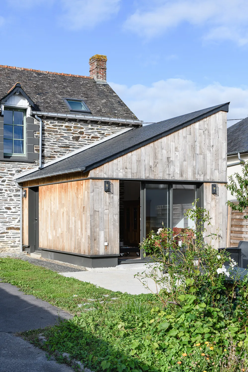 Extension d´une petite maison en pierre